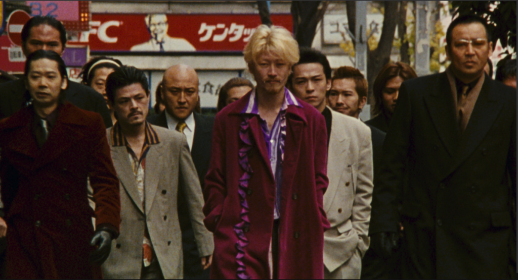 Au centre, Kakihara (Tadanobu Asano). Ichi the Killer de Takashi Miike. Carlotta Films. (Mad Japan)