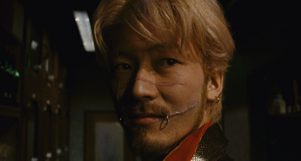 Kakihara (Tadanobu Asano). Ichi the Killer de Takashi Miike. Carlotta Films. (Mad Japan)