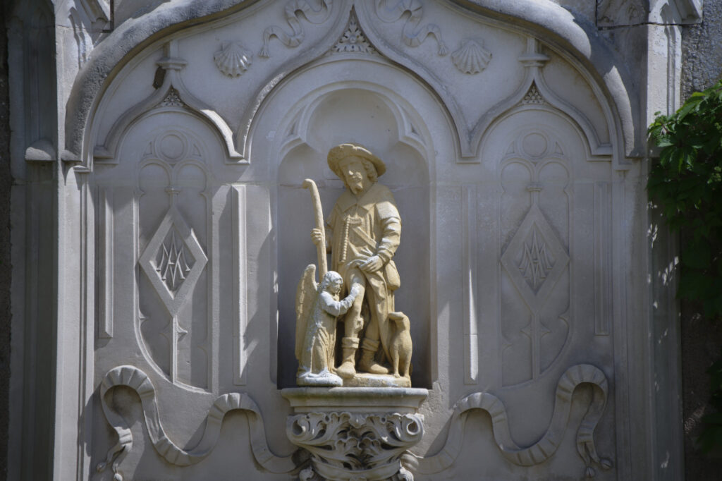 Détail du dessus de la porte de la chapelle. Le Château de Valmer vins et jardins. Photo : Philippe Lim