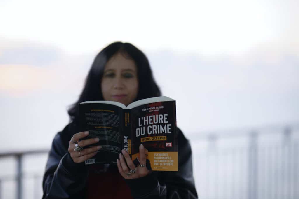 L'Heure du crime spécial cold cases de Jean-Alphonse Richard avec Justine Vignaux. Éditions de l'Opportun. Photo : Philippe Lim