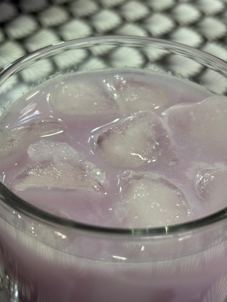 Version latte glacé Ube de Lilaya. Photo : Philippe Lim