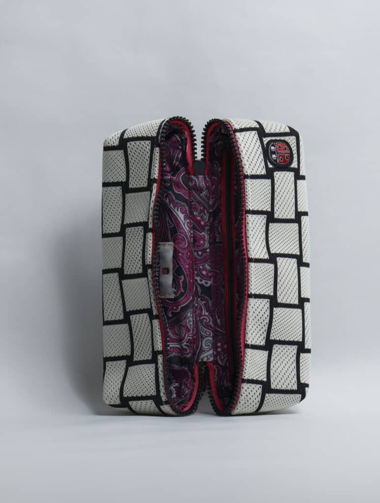 La Twin Décalée trousse de toilette de Venitee Family. Photo : Philippe Lim