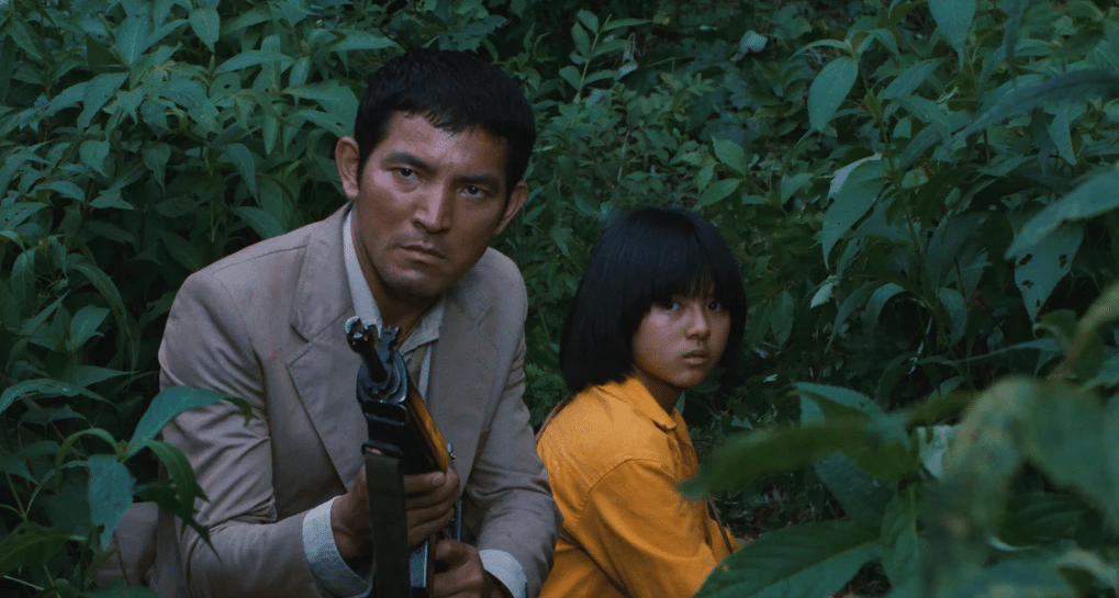 L'inspecteur Kitano (Isao Natsuyagi) et Yoriko (Hiroko Yakushimura). Survie en pleine nature de Junya Sato. Coffret Trilogie de la traque. Carlotta Films