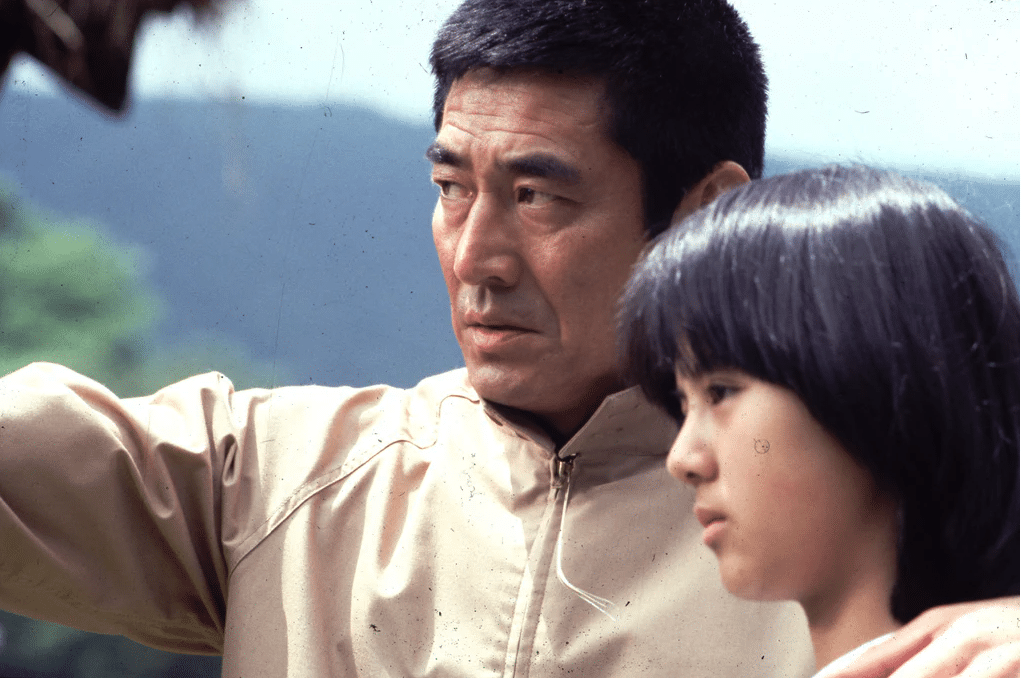 Ajisawa (Ken Takakura) et Yoriko (Hiroko Yakushimura). Survie en pleine nature de Junya Sato. Coffret Trilogie de la traque. Carlotta Films